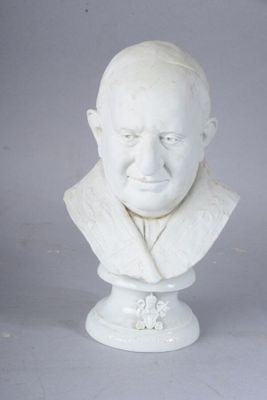 un buste d'homme blanc posé sur un socle