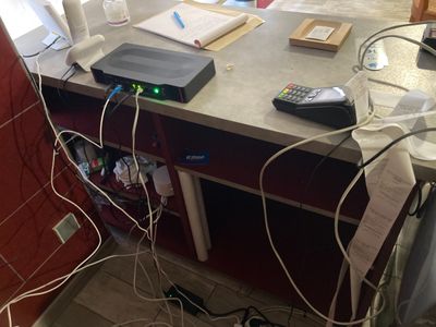 Comptoir d'accueil en mélaminé blanc et rouge avec plateau e…