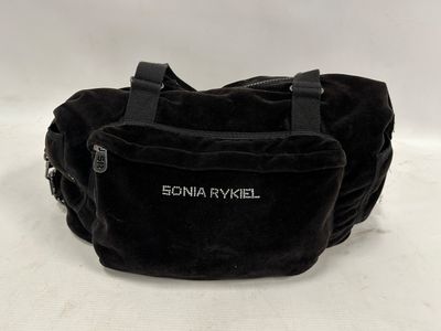 le sac est noir et porte un nom