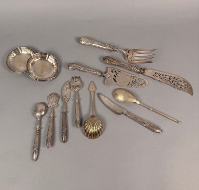 beaucoup de cuillères en argent et de cuillères sur la table