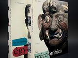 deux livres posés côte à côte sur une table