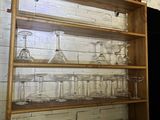 une étagère en bois sur laquelle sont posés des verres à vin et des bouteilles