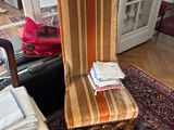 une chaise posée sur un tapis dans un salon