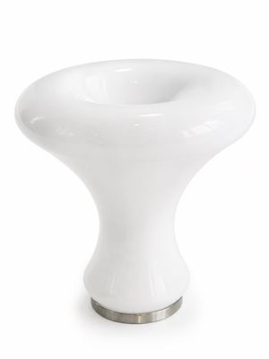 une image représentant un vase blanc sur fond blanc