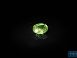 une tourmaline verte sur fond noir