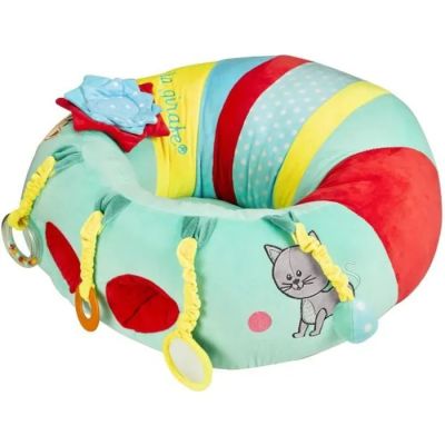 une photo d'un siège pour bébé sur lequel est assis un chat