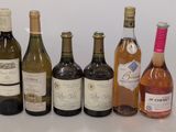 des bouteilles de vin sont alignées sur une table