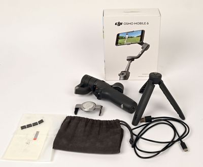 un appareil photo et un trépied posés sur une table