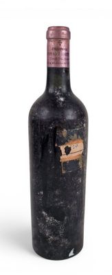 une bouteille noire avec un bouchon rose