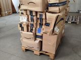 de nombreux cartons empilés les uns sur les autres dans un entrepôt