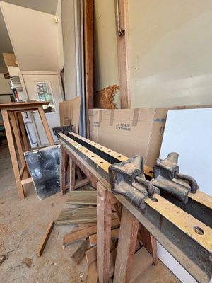une photo d'un établi dans une pièce où se trouvent de nombreux outils