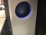 des toilettes avec une lumière bleue au milieu