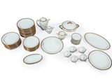 une image représentant un ensemble de plats et de tasses blancs et dorés