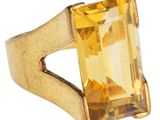 Gros plan sur une bague contenant une pierre jaune