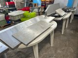 une table sur laquelle se trouvent tout un tas d'objets en métal
