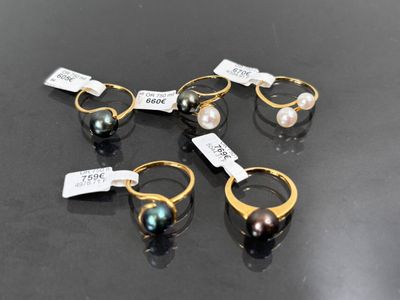six modèles différents de bagues en perles sur un fond noir