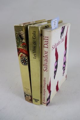 trois livres empilés les uns sur les autres
