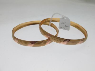 deux bracelets munis d'une étiquette, posés sur une table