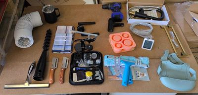 une table sur laquelle se trouvent de nombreux outils