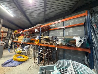 Lot de racks à palettes comprenant (Vendu sans le contenu) :