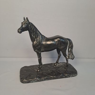 une statue de cheval posée sur un socle