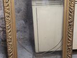 une photo d'un miroir à cadre doré posé par terre