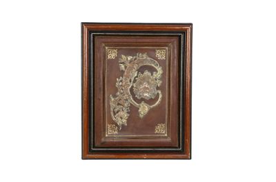 Lettrine en métal à décor ciselé d'une scène galante fixé su…