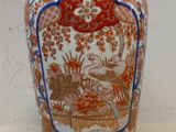 un vase orné d'un motif représentant un oiseau et des fleurs