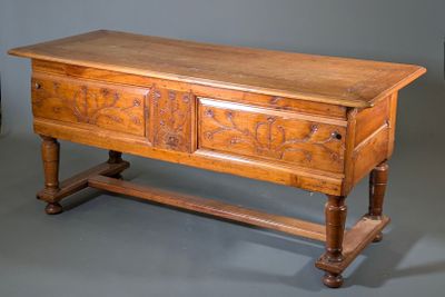 une vieille table en bois avec deux tiroirs