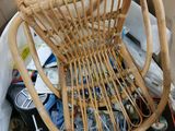 une chaise en osier qui se trouve à l'intérieur d'une boîte
