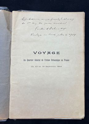 un livre ouvert posé sur une table à côté d'une tasse de café