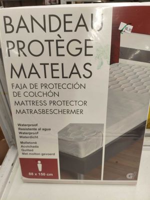 Le carton du matelas se trouve sur l'étagère du magasin.