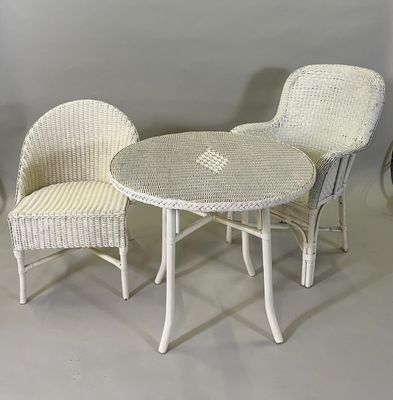 Table circulaire et deux fauteuils de modèles différents en …