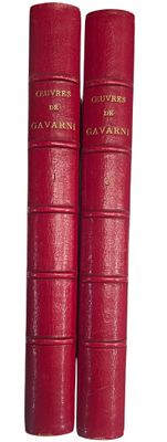 deux livres rouges ornés de lettres dorées, posés l'un à côté de l'autre