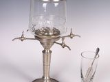 un verre avec une cuillère posé à côté d'un verre contenant une cuillère