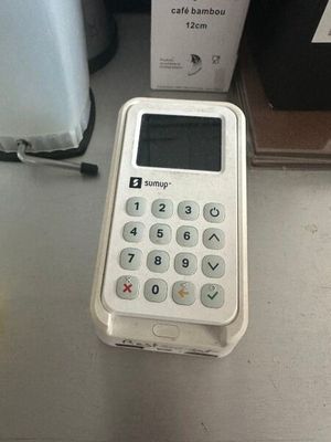 un téléphone posé sur une table à côté d'une boîte