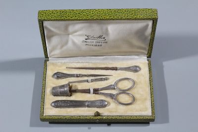 une boîte contenant un ensemble de ciseaux et une paire de ciseaux
