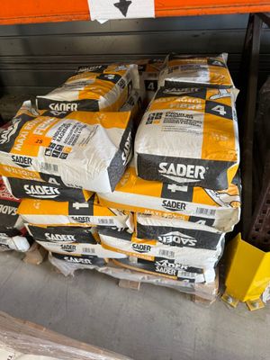 une pile de boîtes empilées les unes sur les autres