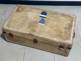 une vieille valise posée par terre