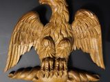 une image représentant un aigle sculpté sur fond noir