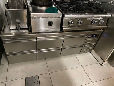une cuisine équipée d'une cuisinière, d'un four et d'un évier