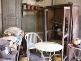 une petite table et des chaises dans un coin de la pièce