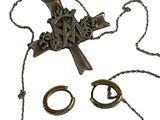 une image représentant une croix et deux anneaux suspendus à une chaîne
