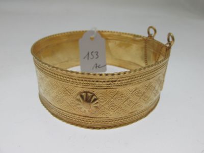 gros plan d'un bracelet en or portant une étiquette de prix