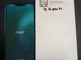 le téléphone est posé à côté d'une feuille de papier sur la table