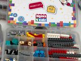 beaucoup de Lego dans les boîtes en plastique posées sur la table