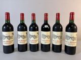six bouteilles de vin rouge alignées sur une table