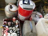 beaucoup de bidons d'essence et d'autres objets par terre