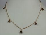 gros plan d'un collier sur un mannequin mannequin mannequin mannequin mannequin mannequin mannequin mannequin mannequin