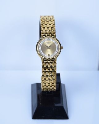 gros plan d'une montre sur un support sur une surface blanche